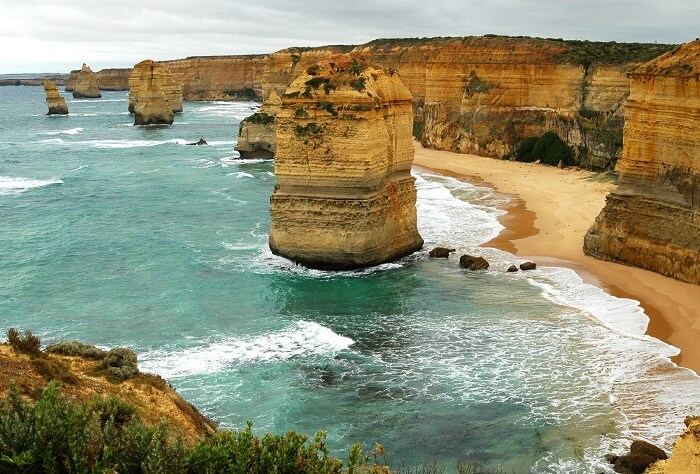 What towns are located on the Great Ocean Road?